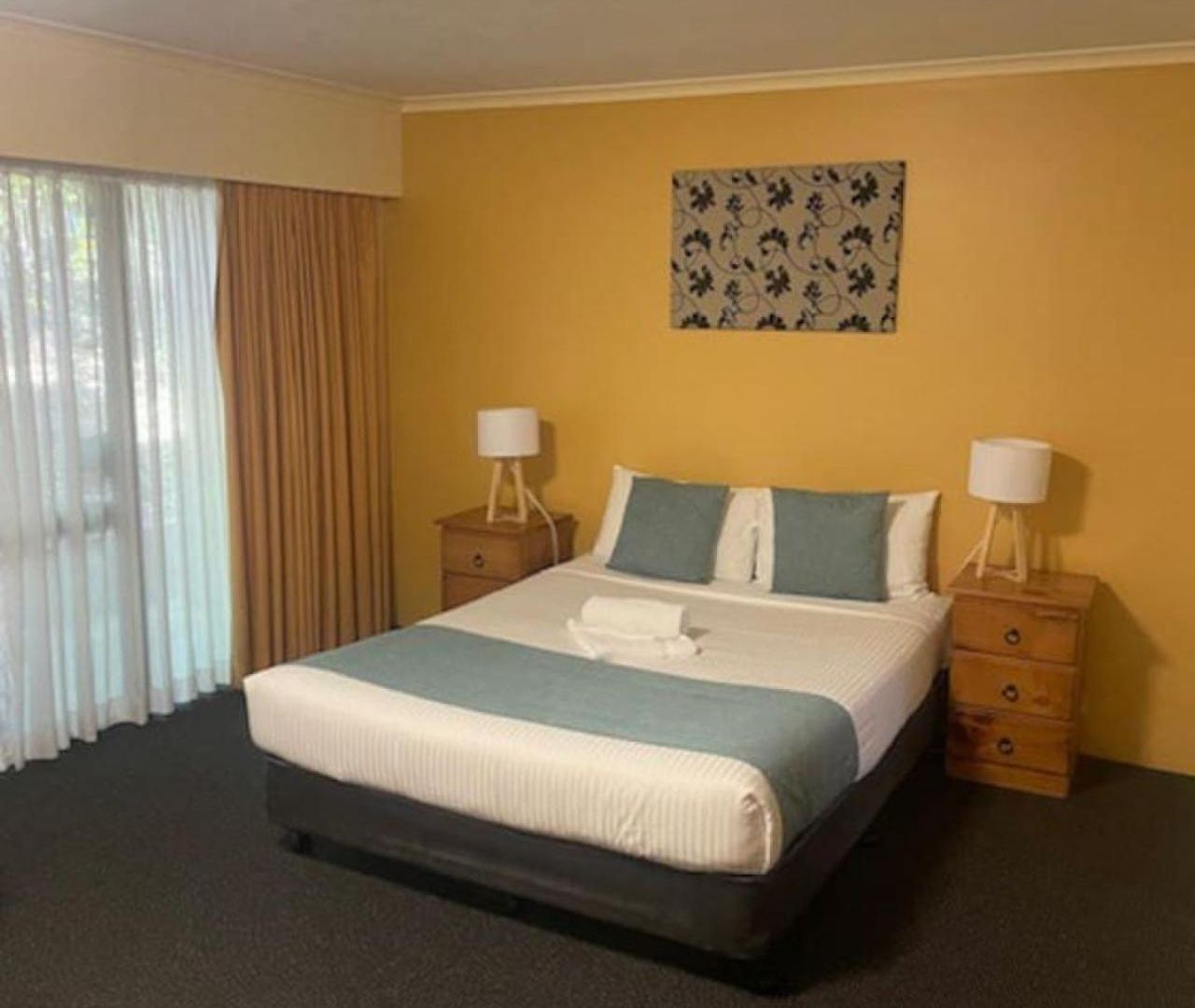 Quiet Unit In Leafy By Custom Hosting * Brisbane