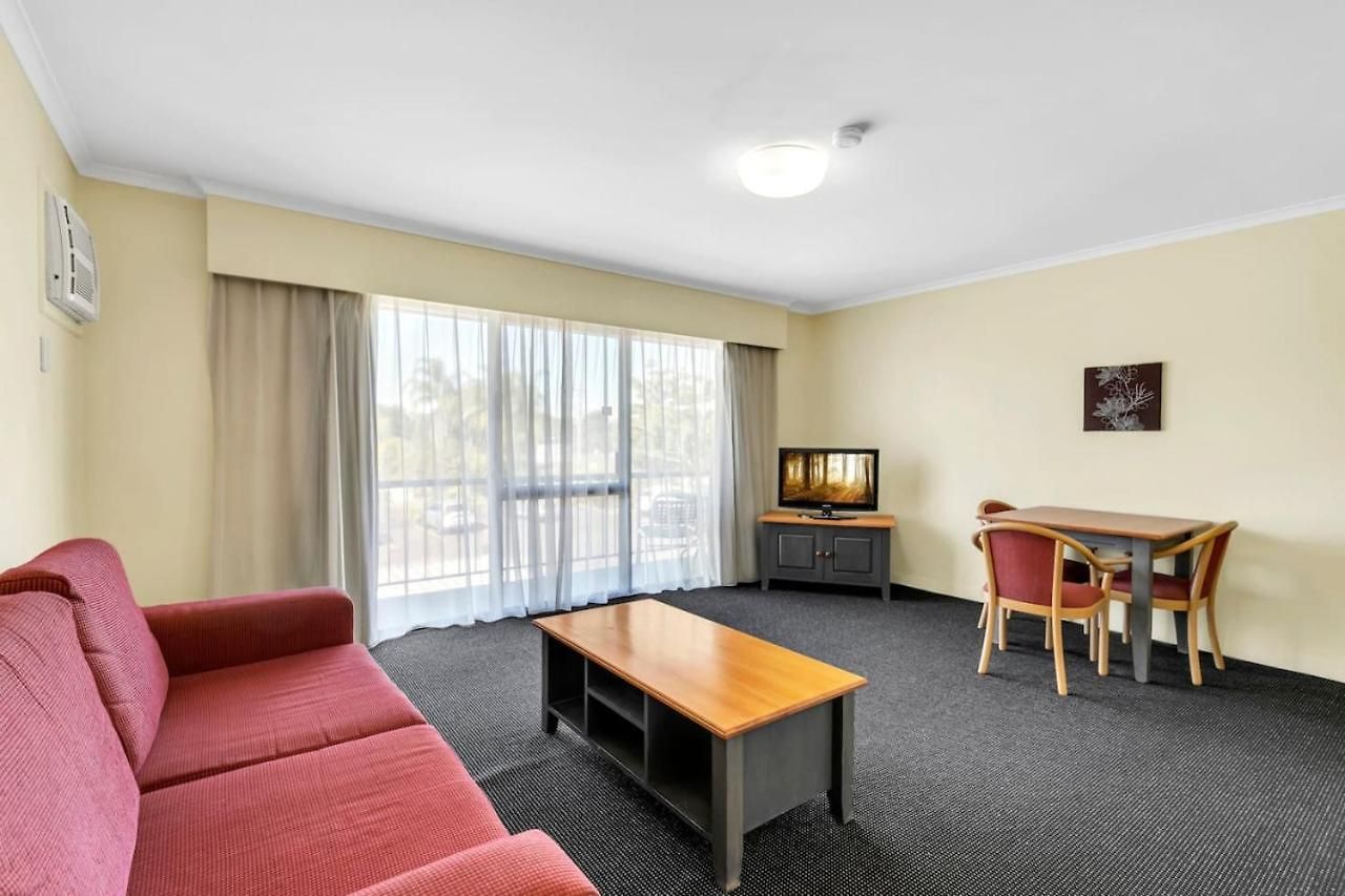 Convenient Self Catering Unit By Custom Hosting Hotel *