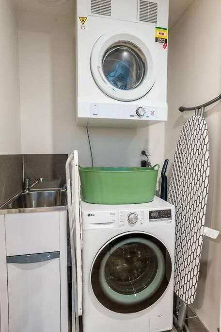 Utopia Oasis Exquisite Urban Retreat