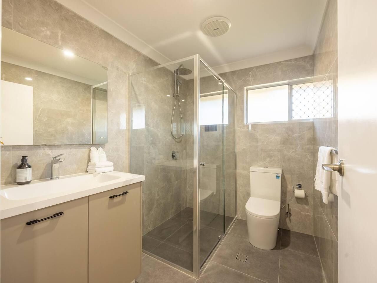 Super Value 4br House Near Westfield Shops And Parks