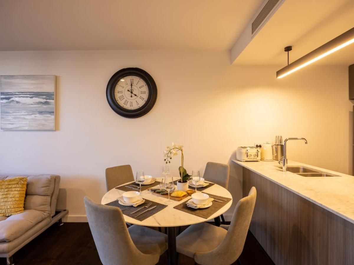 Apartment Cbd 3b2b Near Everything With Parking And Balcony
