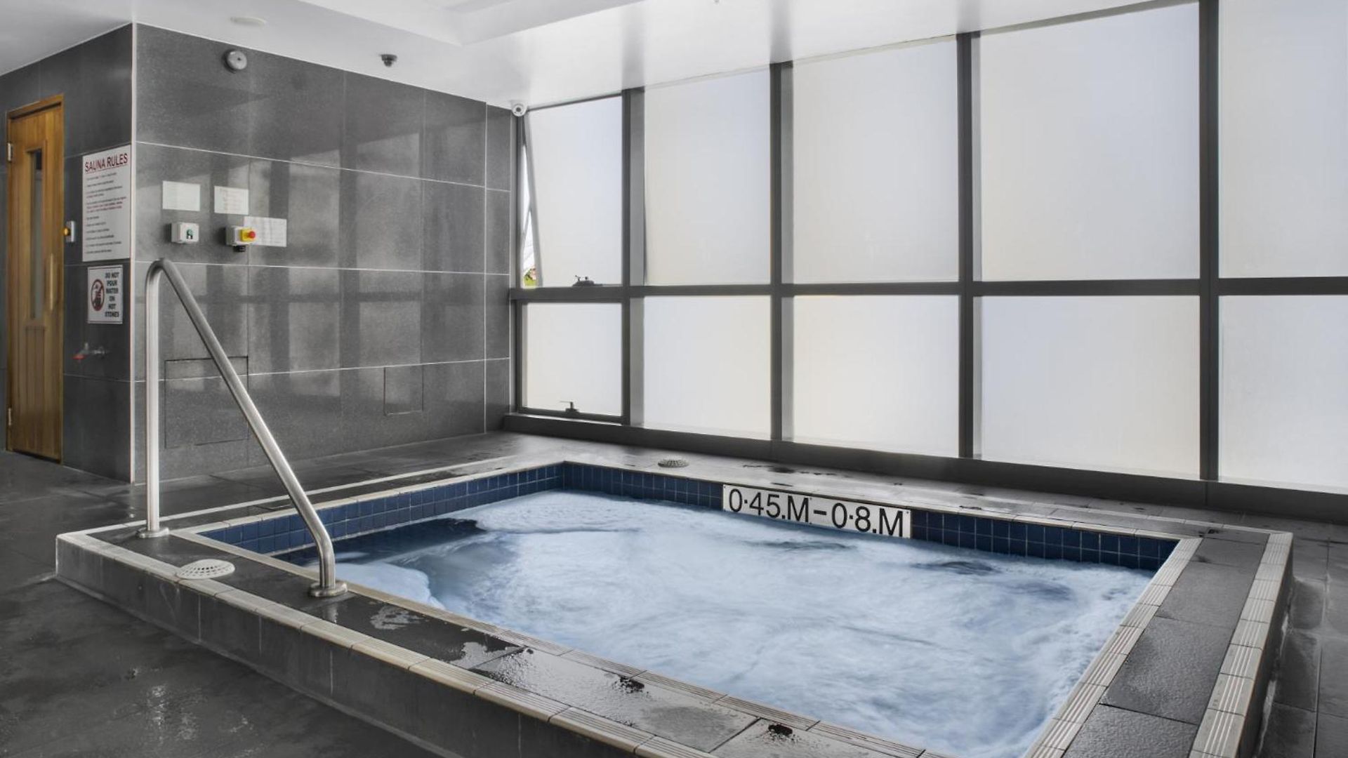 Cosy 1-bed With 41st Floor Views Pool & Gym Apartment *