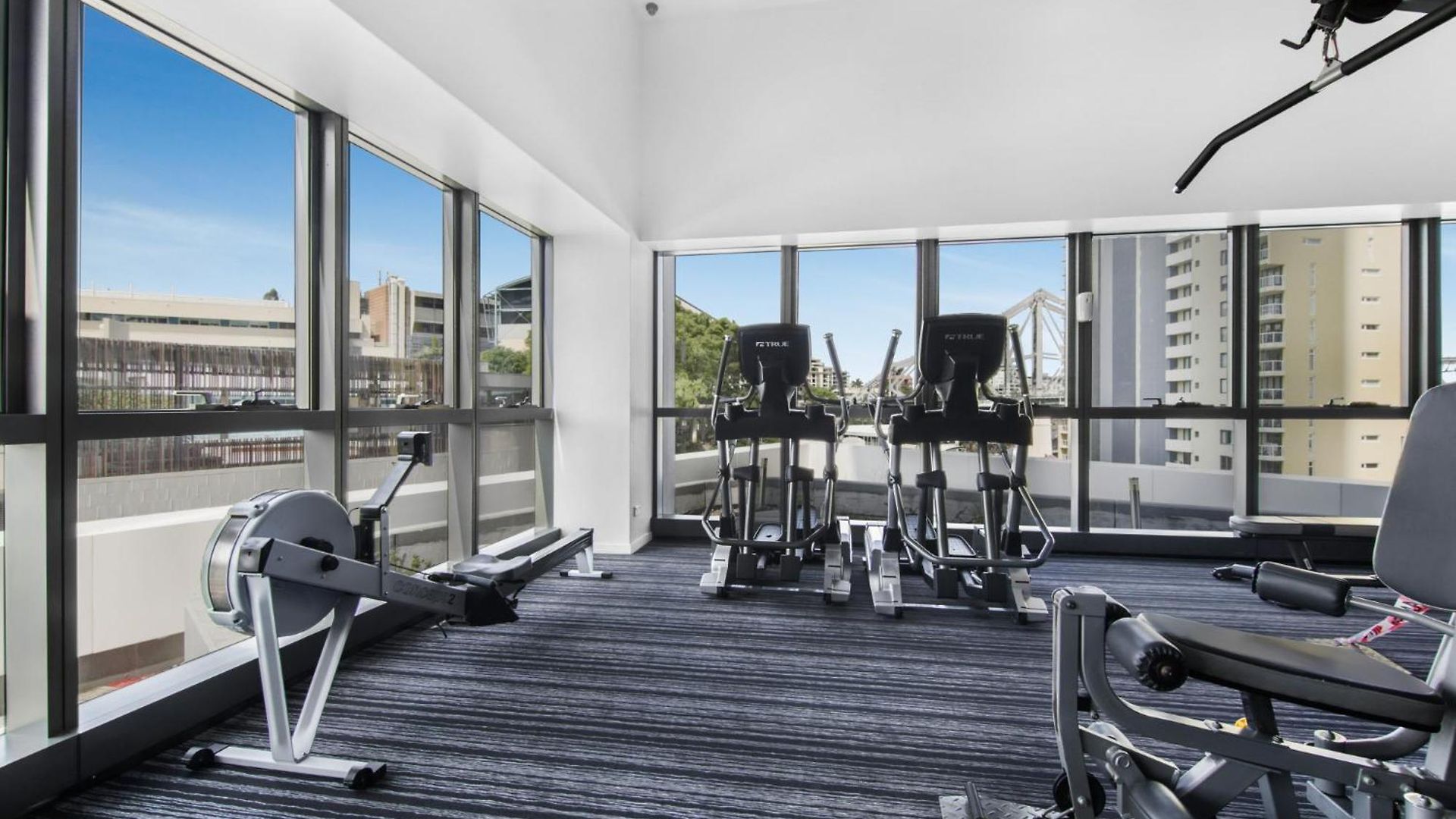 Cosy 1-bed With 41st Floor Views Pool & Gym *