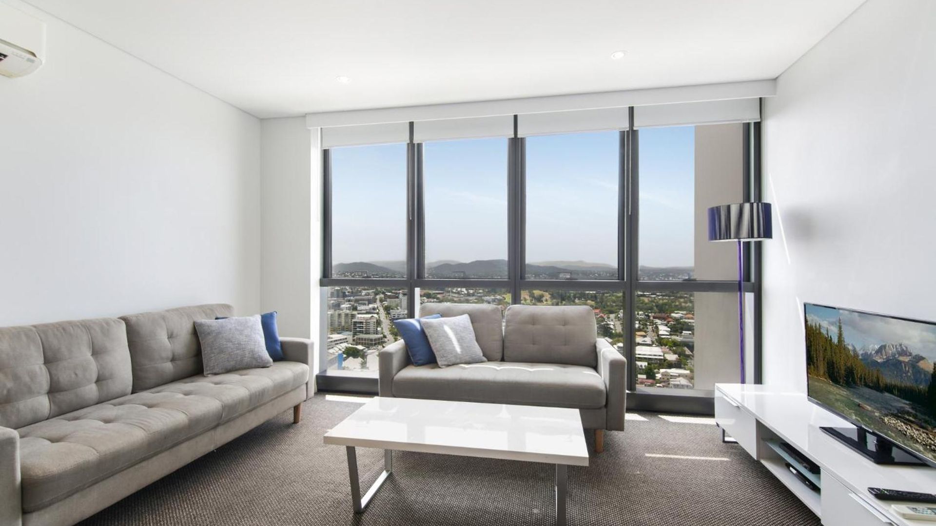 Cosy 1-bed With 41st Floor Views Pool & Gym Apartment