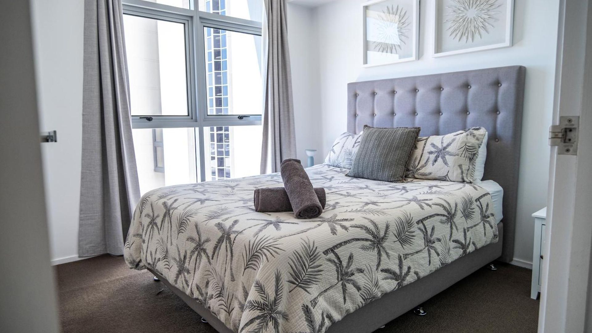 Luxury Riverfront Apartment *