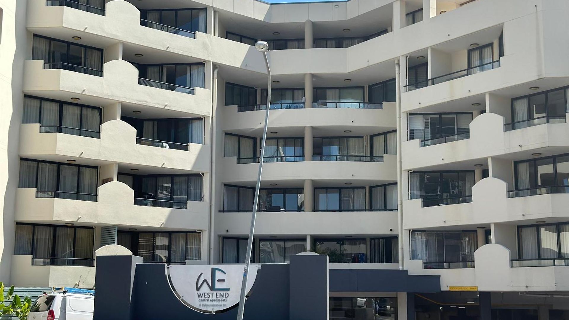2brm With Beautiful View In A Great Location Free Parking Apartment *