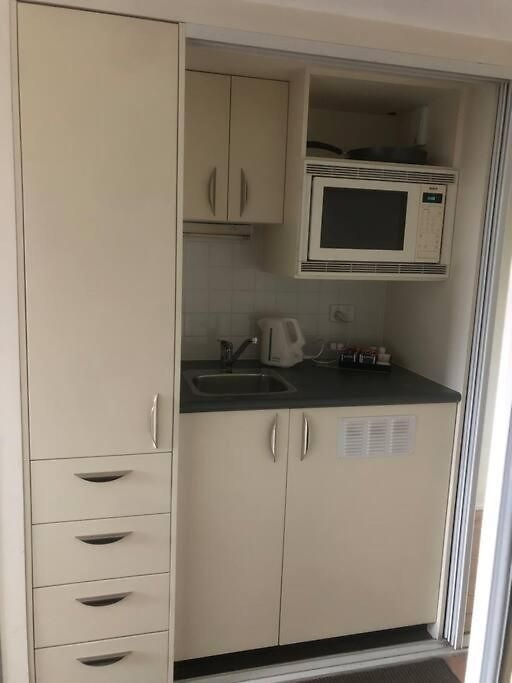 2brm With Beautiful View In A Great Location Free Parking Apartment *