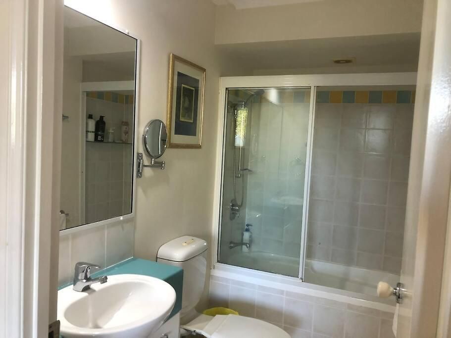 Apartment 2brm With Beautiful View In A Great Location Free Parking *