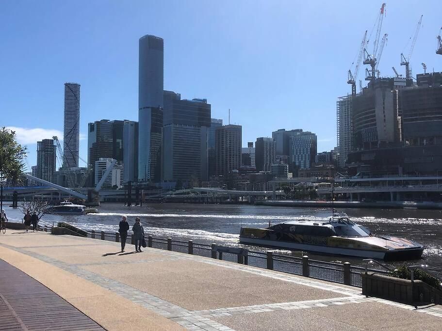 2brm With Beautiful View In A Great Location Free Parking Apartment *