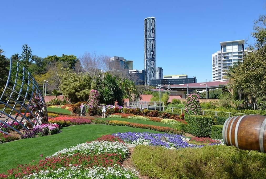 2br - Pool, Gym & Big Balcony M25 Apartment
