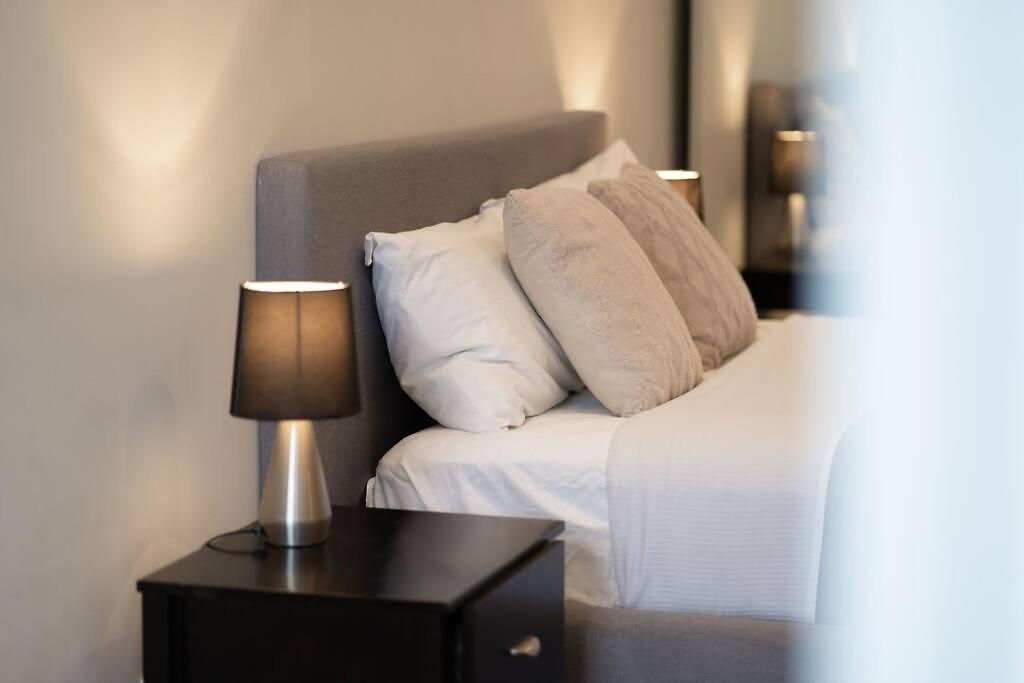 2br - Pool, Gym & Big Balcony M25 Apartment *