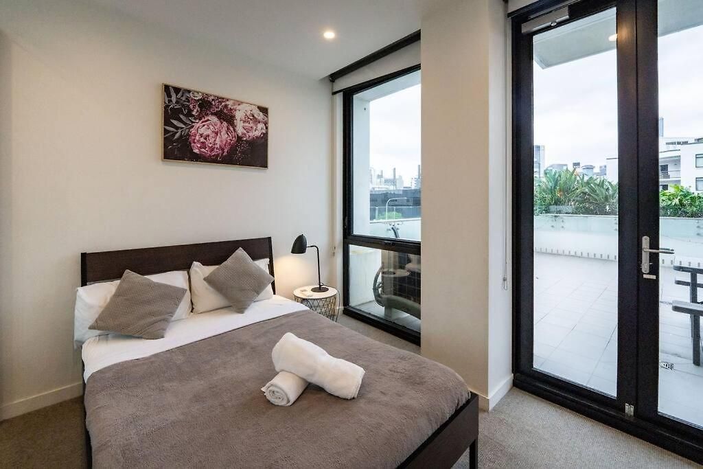2br - Pool, Gym & Big Balcony M25 Apartment *