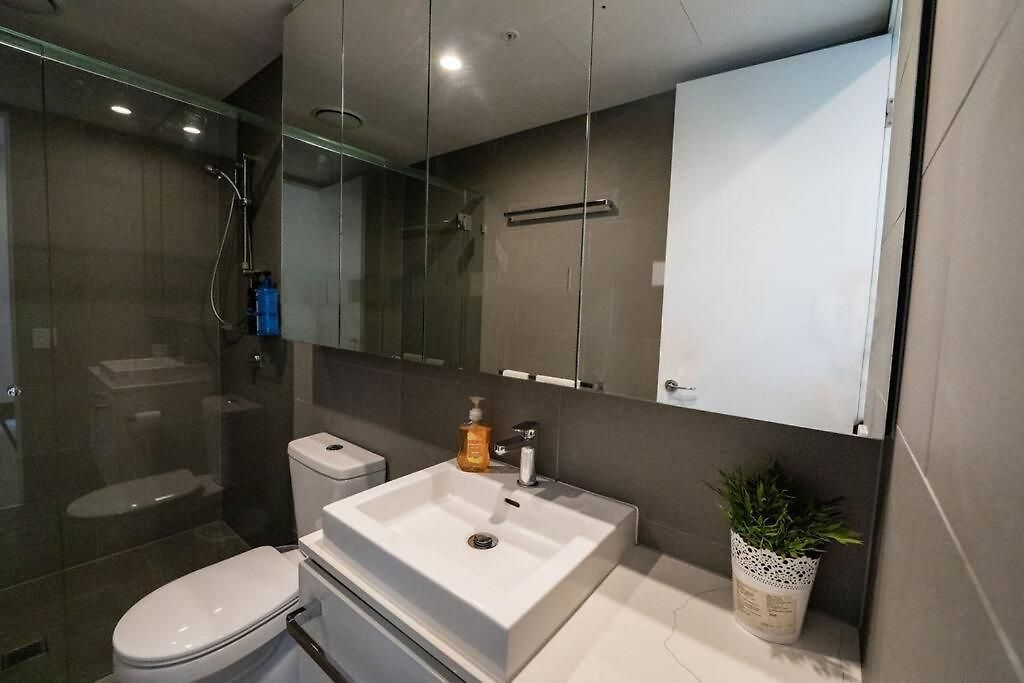 2br - Pool, Gym & Big Balcony M25 Apartment *
