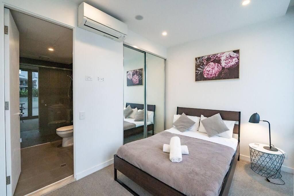 2br - Pool, Gym & Big Balcony M25 *