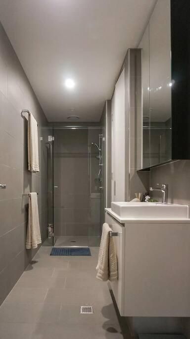 2br - Pool, Gym & Big Balcony M25 Apartment *