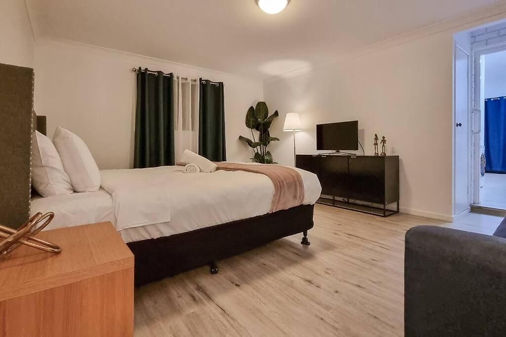 Wishart 1bed 1bath Tiny, Quiet House W Parking M15 Apartment Brisbane