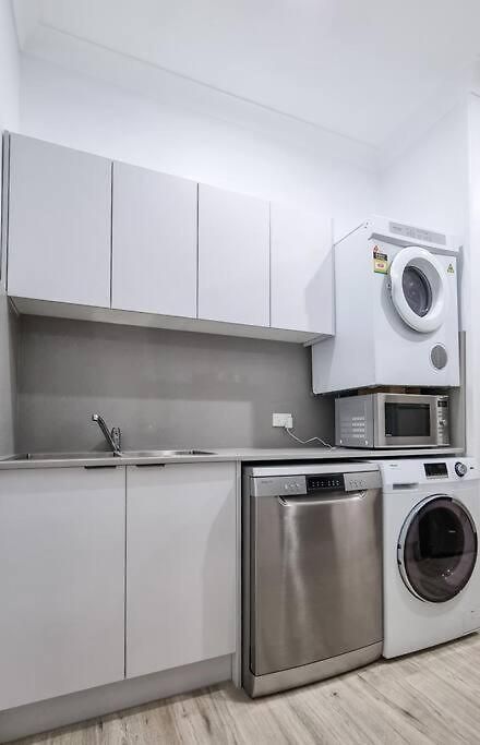 Wishart 1bed 1bath Tiny, Quiet House W Parking M15 Apartment *