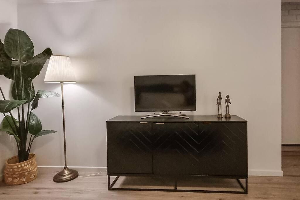 Wishart 1bed 1bath Tiny, Quiet House W Parking M15 Apartment *