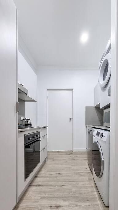 Apartment Wishart 1bed 1bath Tiny, Quiet House W Parking M15 *