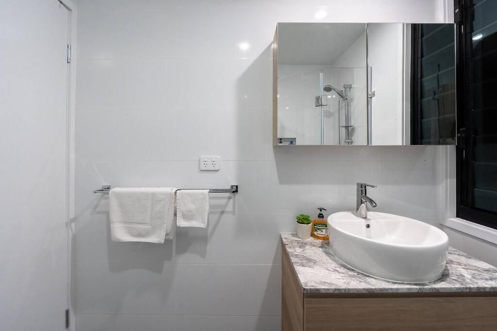 2br With Outdoor Deck With Nearby M10 * Brisbane