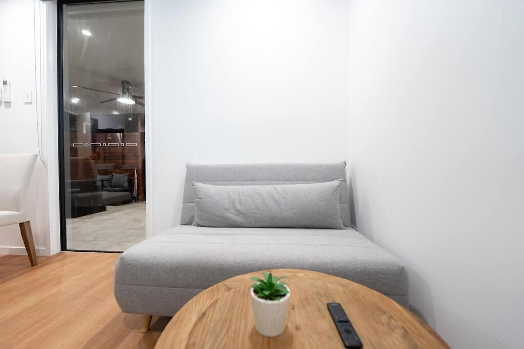 2br With Outdoor Deck With Nearby M10 Brisbane