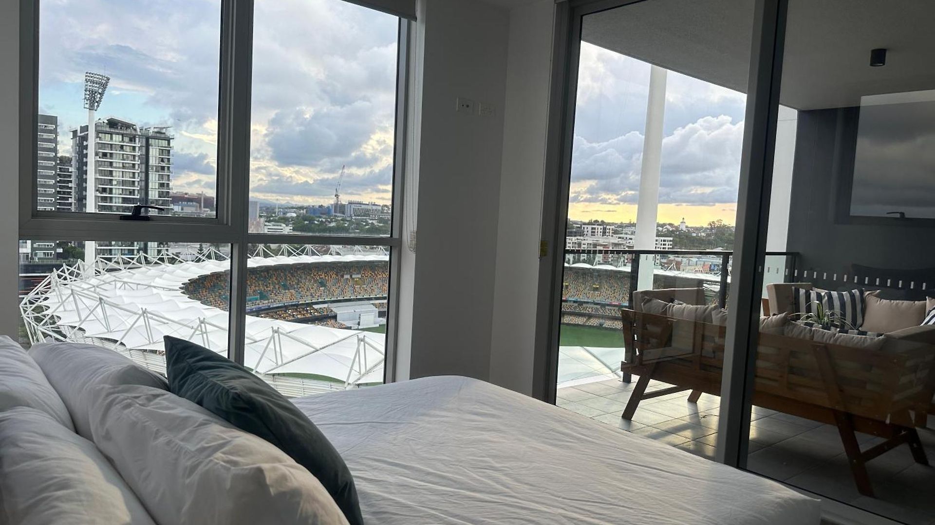 Modern Meets The Gabba Apartment *