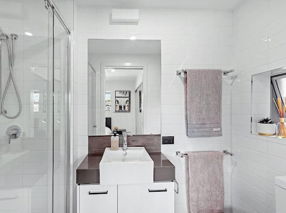Spacious & Modern Close To & Airport * Brisbane