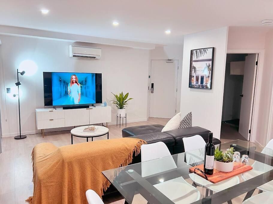 Spacious & Modern Close To & Airport Apartment *