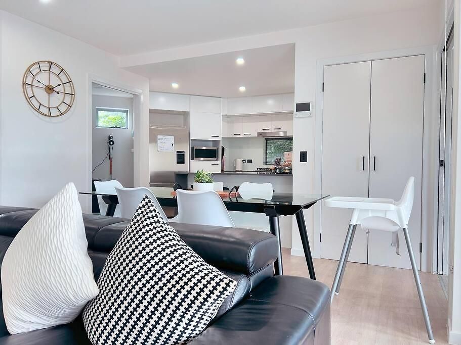 Spacious & Modern Close To & Airport