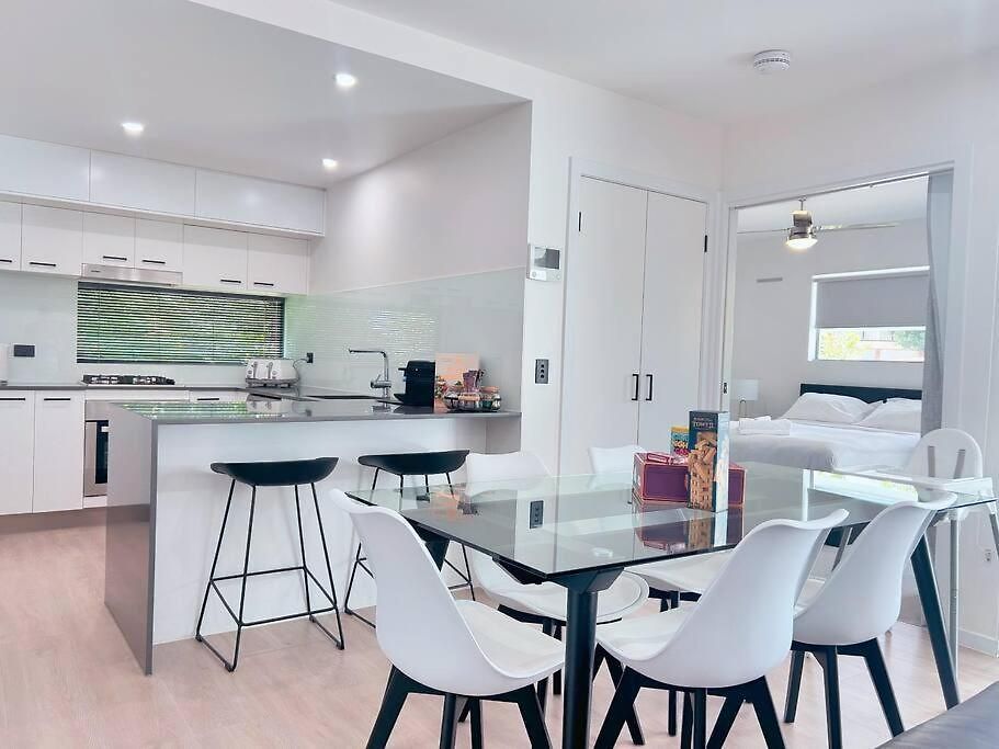 Apartment Spacious & Modern Close To & Airport