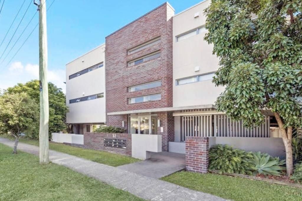Spacious & Modern Close To & Airport Apartment
