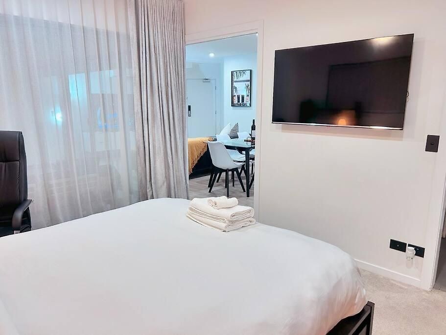 Apartment Spacious & Modern Close To & Airport