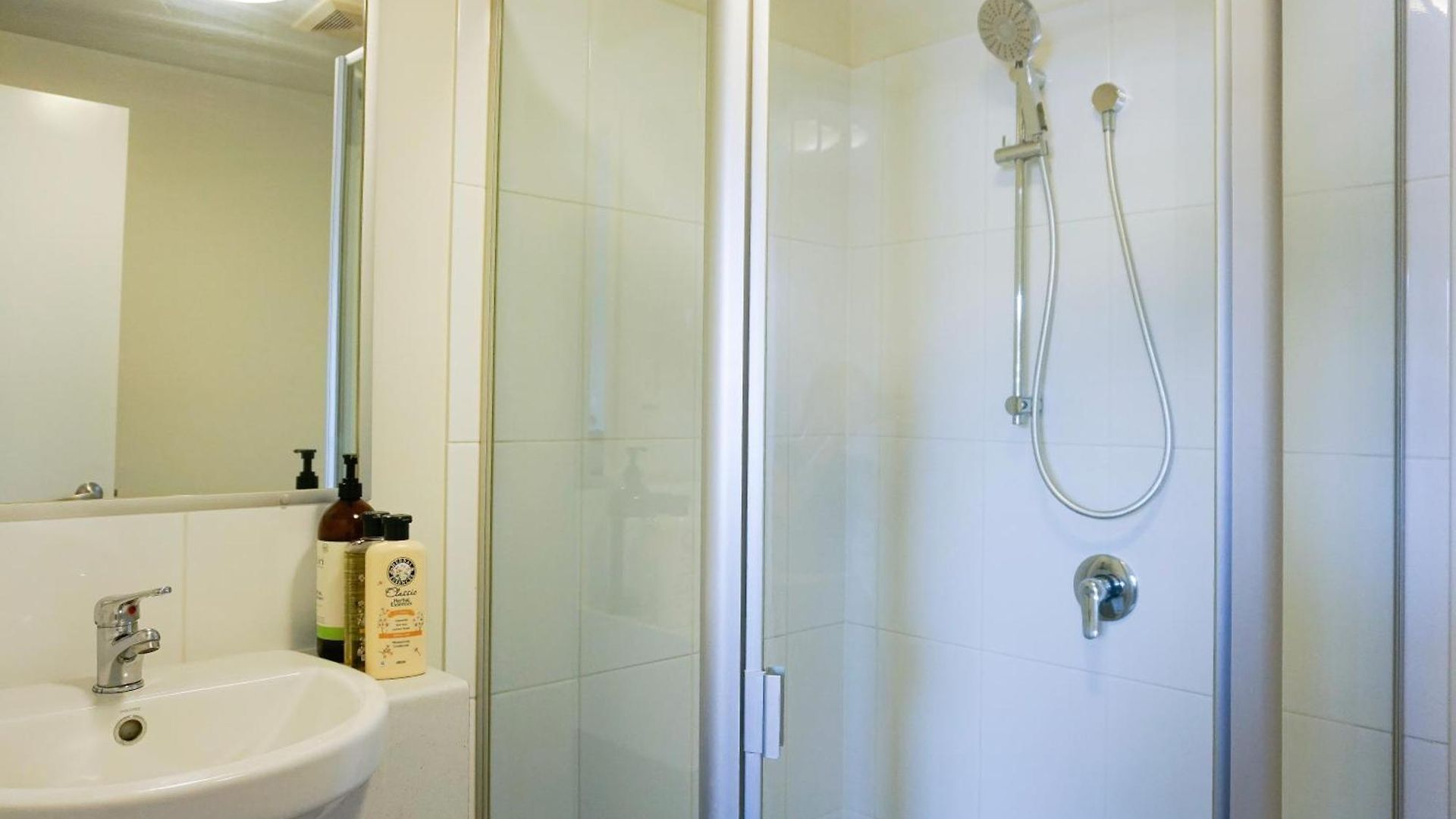 Located In The Heart Of Indooroopilly * Brisbane