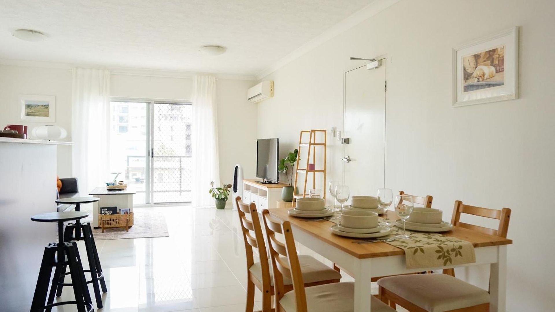 Located In The Heart Of Indooroopilly Apartment