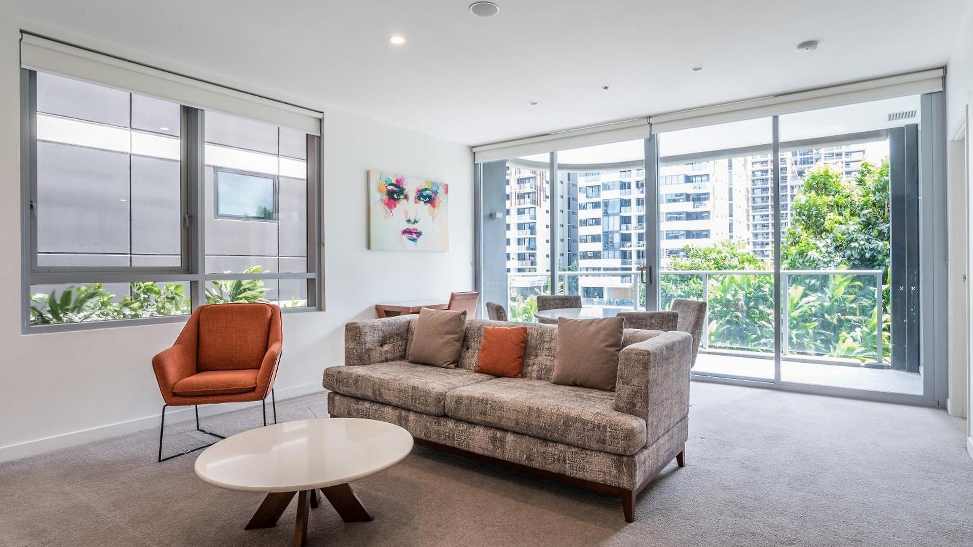 Modern 2 Bedroom With Parking South Apartment *