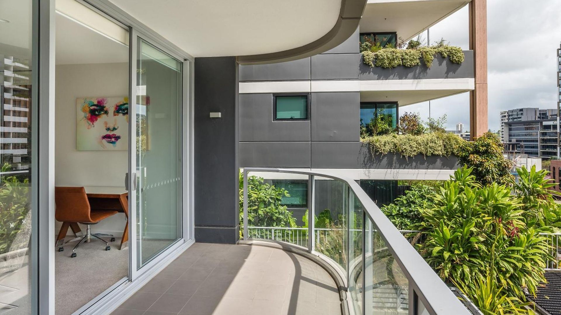 Apartment Modern 2 Bedroom With Parking South *
