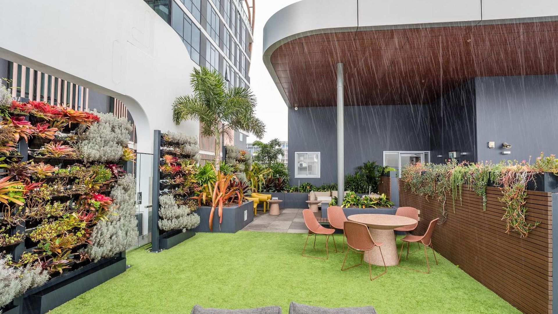 Modern 2 Bedroom With Parking South