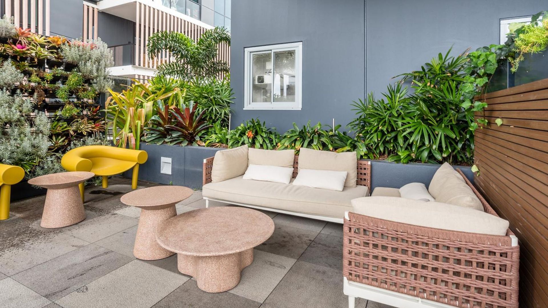 Modern 2 Bedroom With Parking South Apartment *