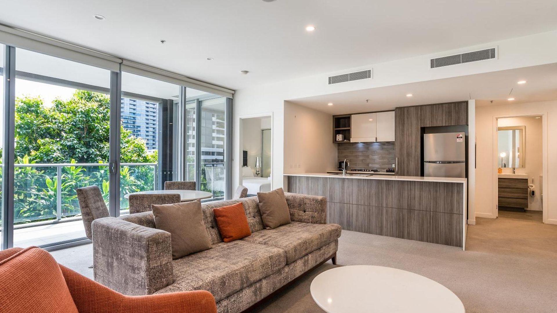 Modern 2 Bedroom With Parking South *