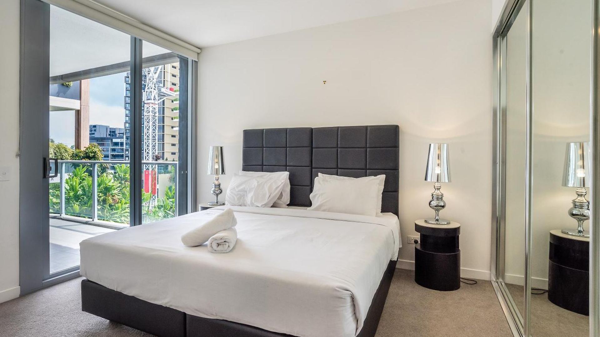 Modern 2 Bedroom With Parking South Brisbane