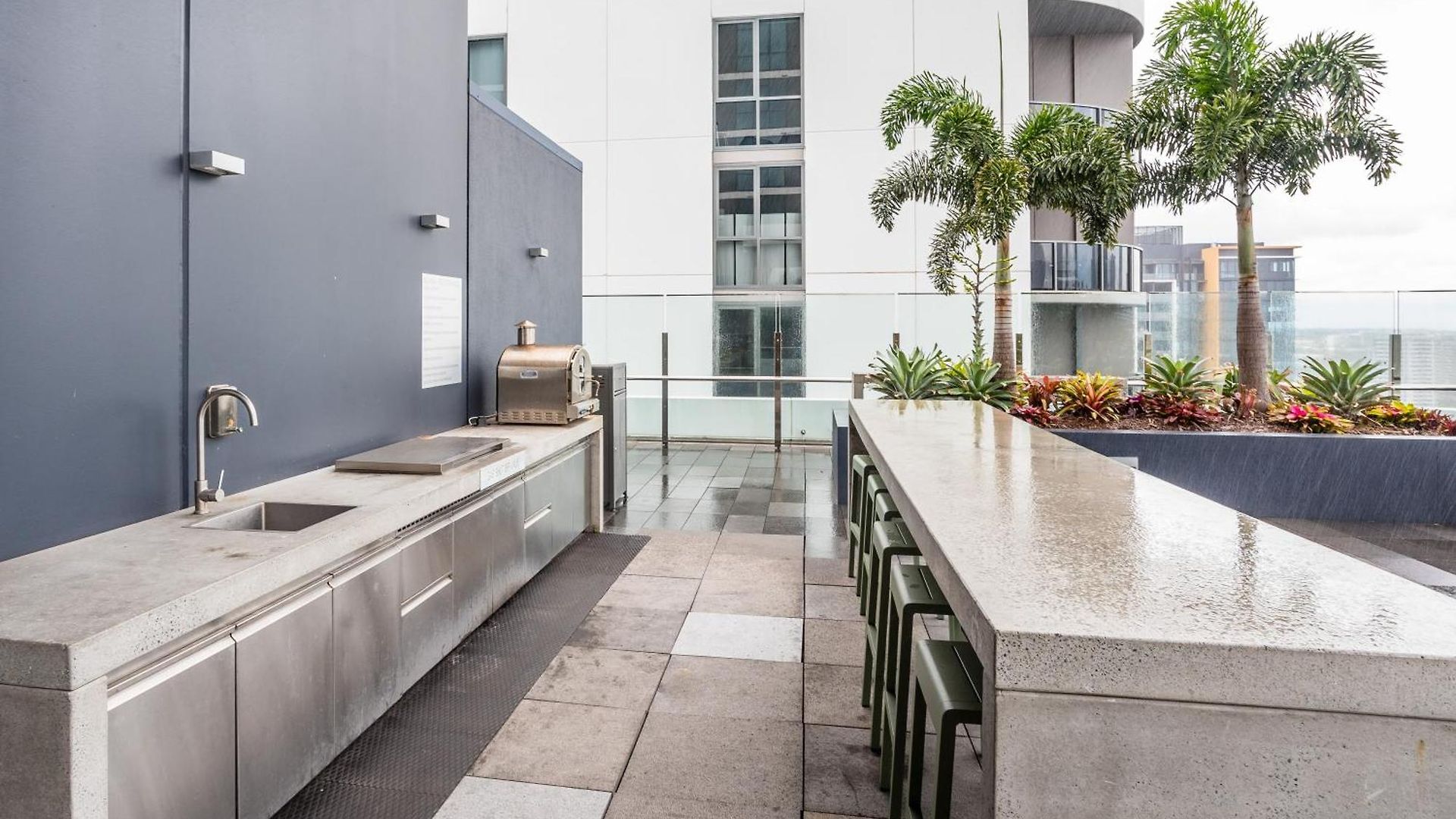 Modern 2 Bedroom With Parking South