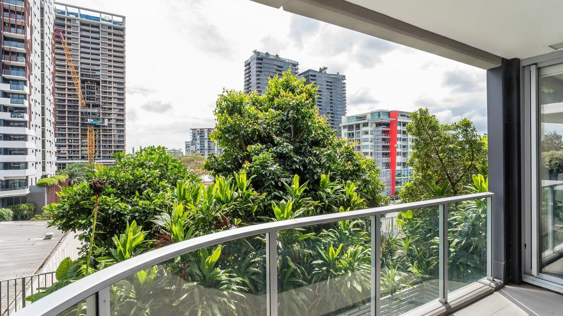 Apartment Modern 2 Bedroom With Parking South
