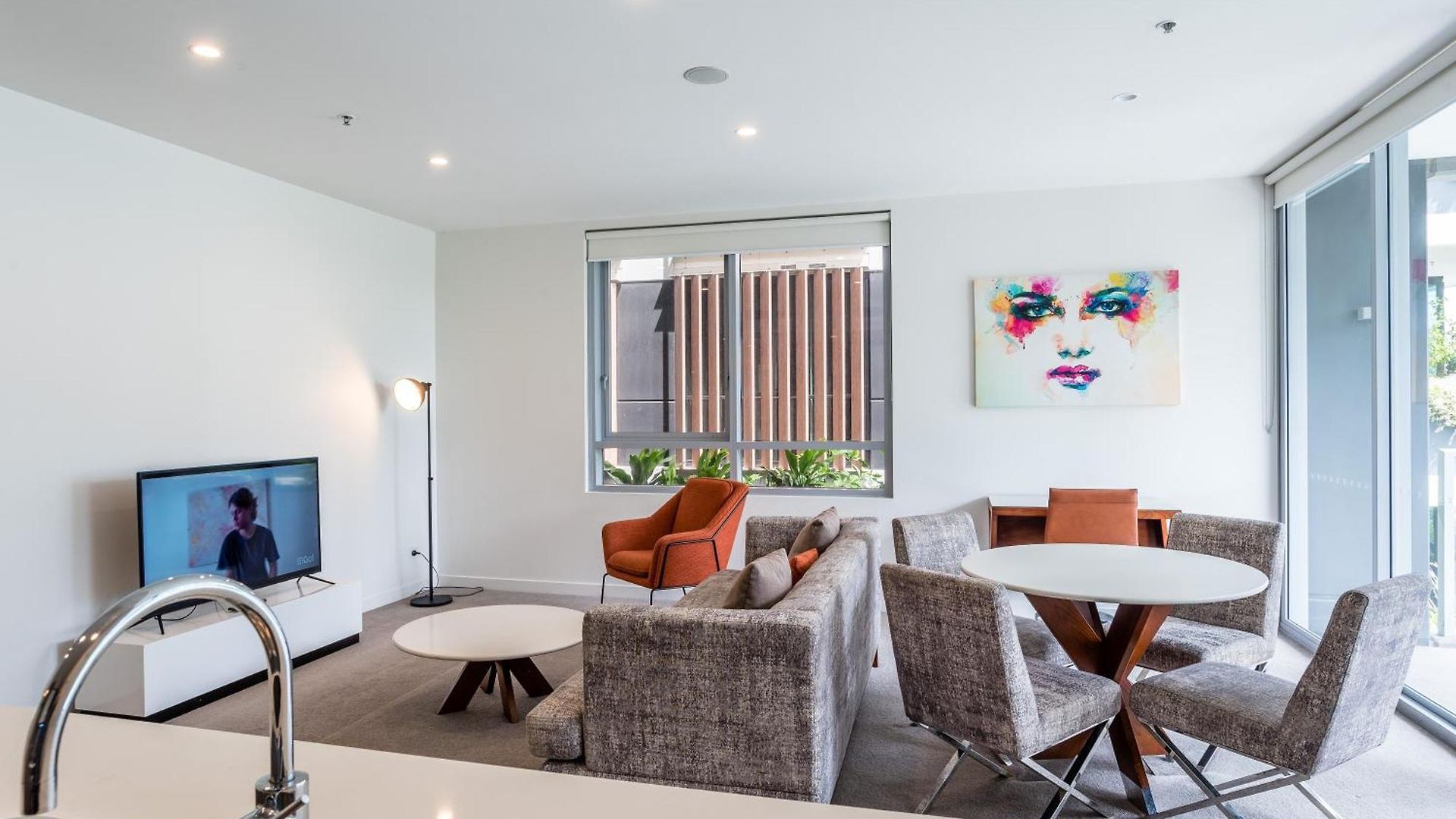 Modern 2 Bedroom With Parking South Apartment *