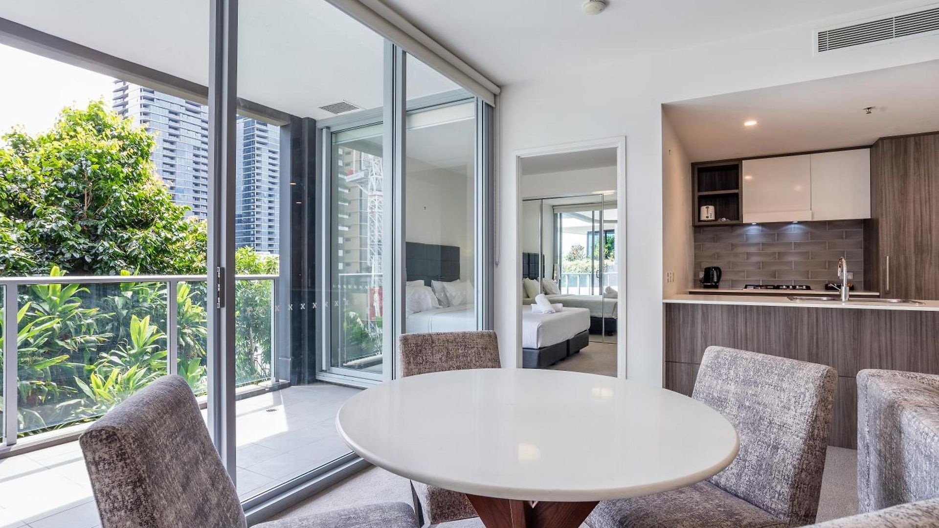 Modern 2 Bedroom With Parking South Apartment Brisbane