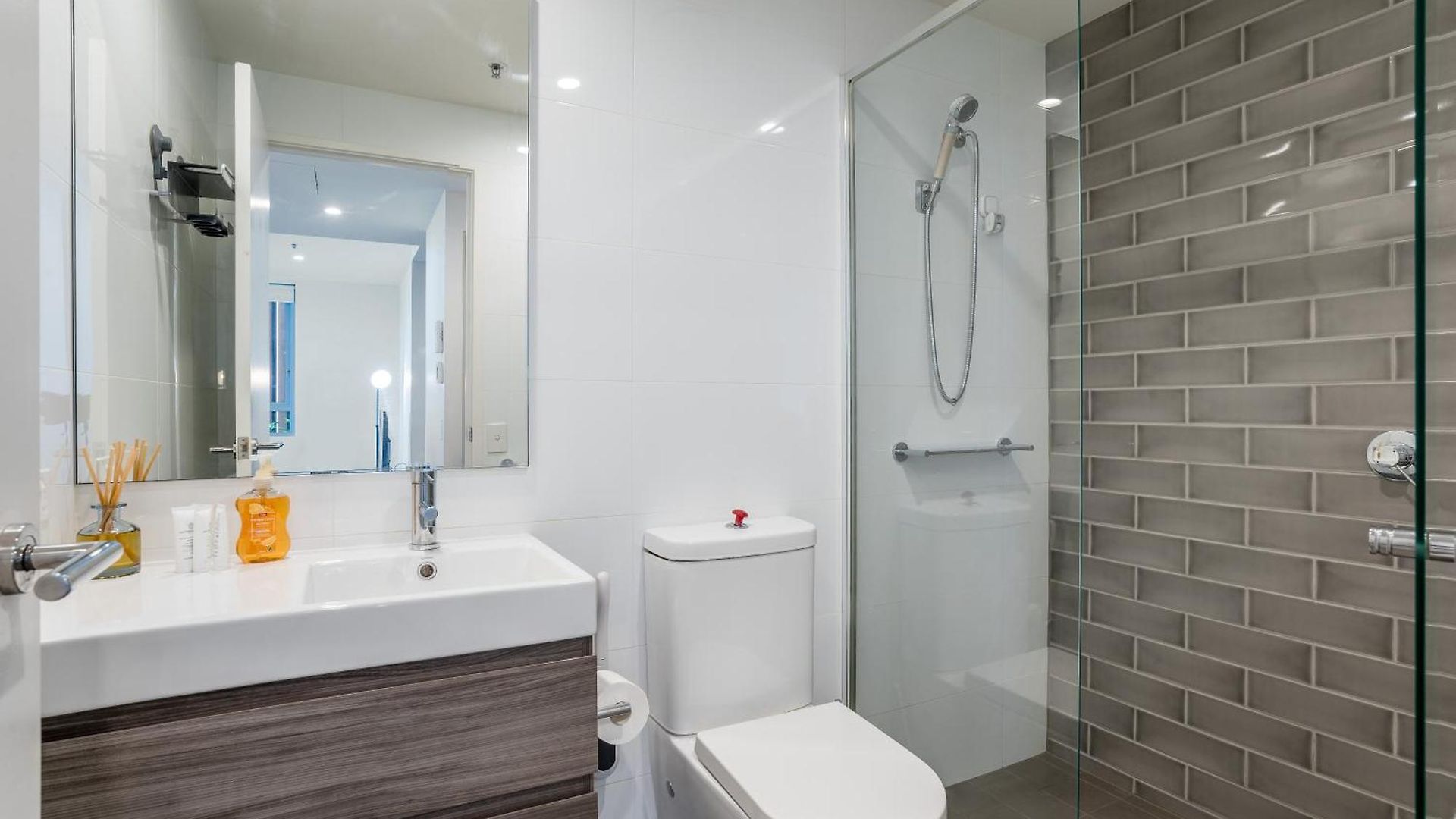 Modern 2 Bedroom With Parking South Apartment