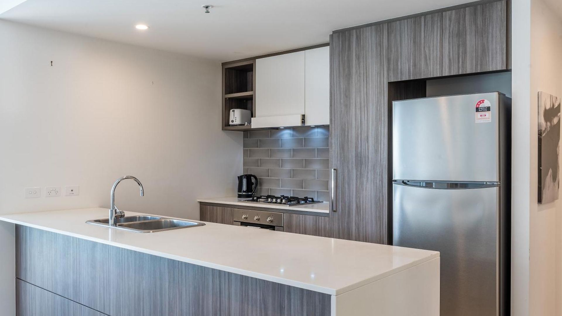 Modern 2 Bedroom With Parking South Apartment *