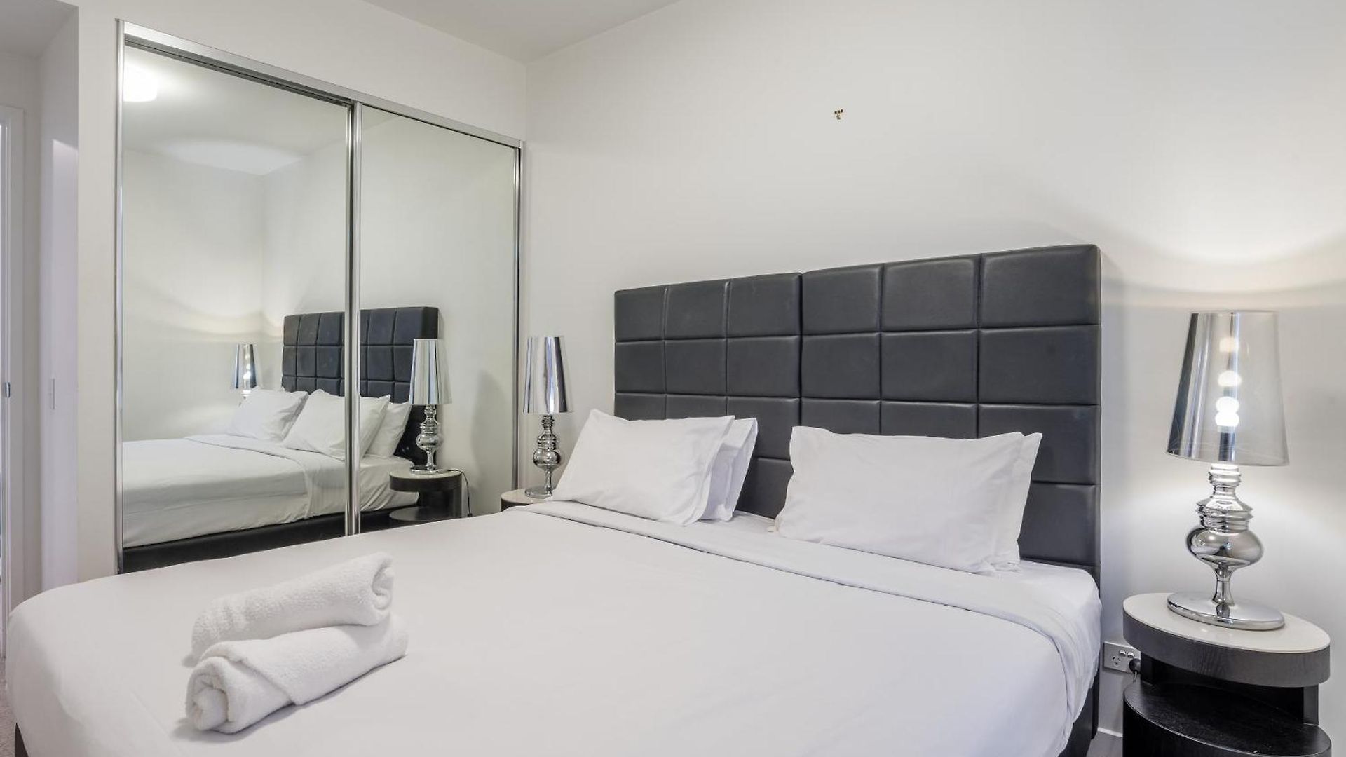 Apartment Modern 2 Bedroom With Parking South *