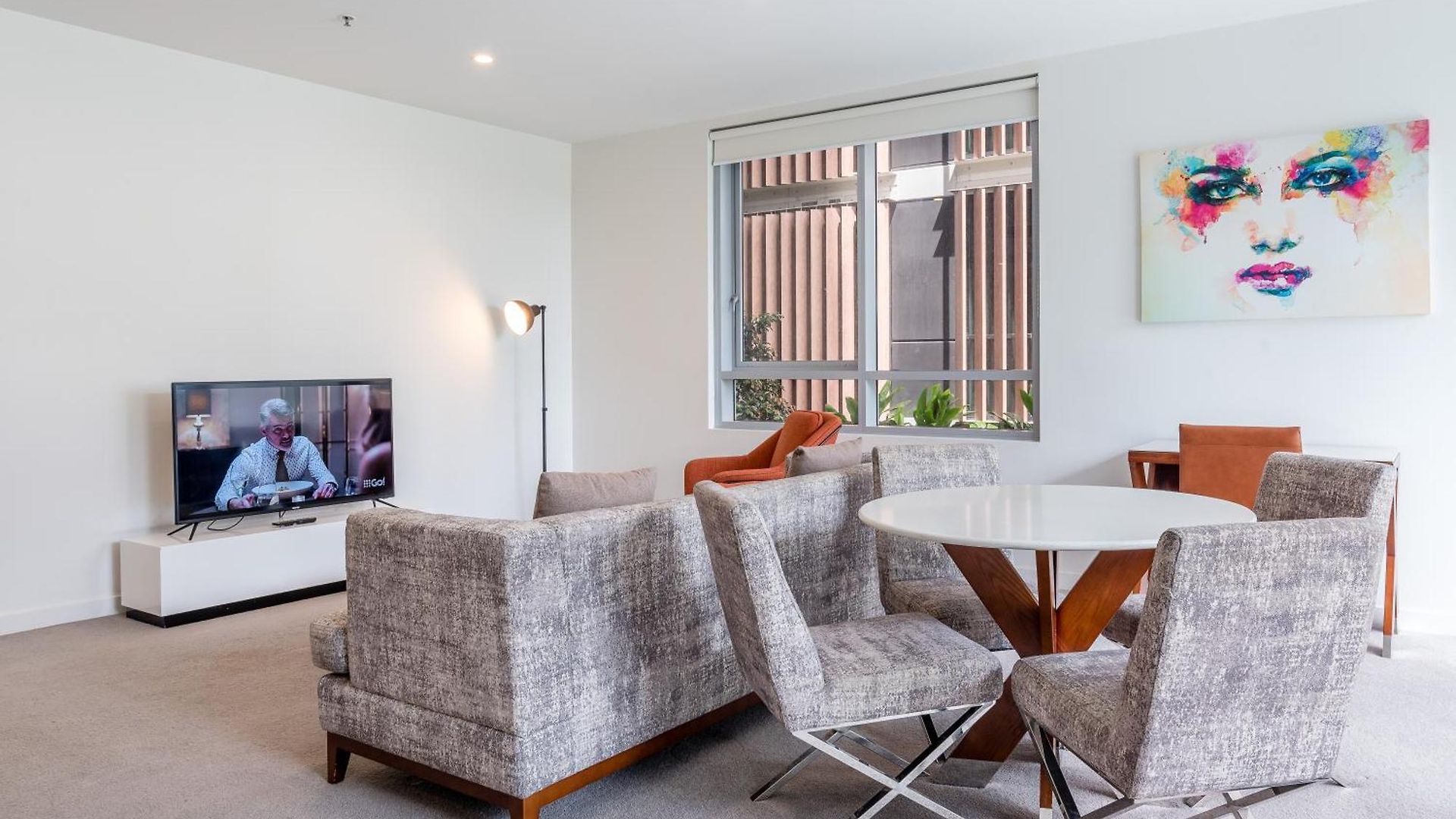 Modern 2 Bedroom With Parking South *