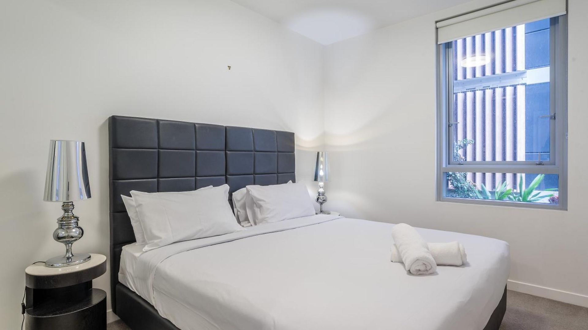 Modern 2 Bedroom With Parking South * Brisbane
