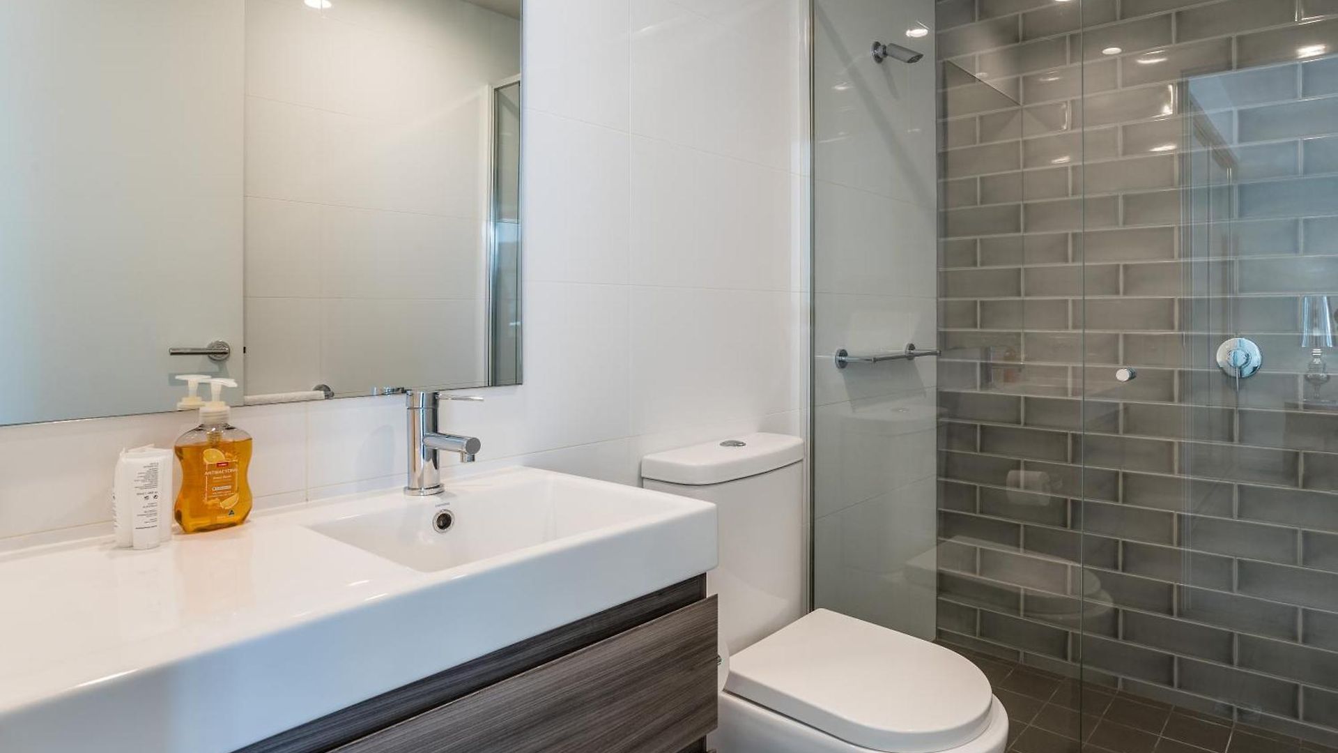 Modern 2 Bedroom With Parking South
